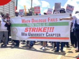 wahadhiri wa chuo kikuu cha moi wakindamana katika picha ya awali